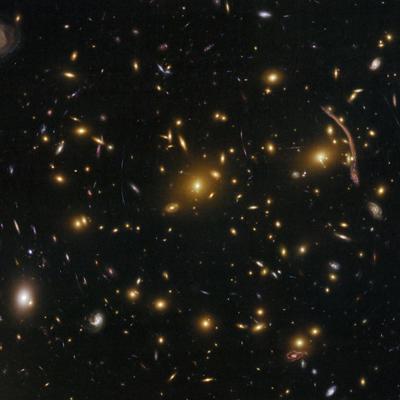 Abell 370: скопление галактик и Гравитационная линза