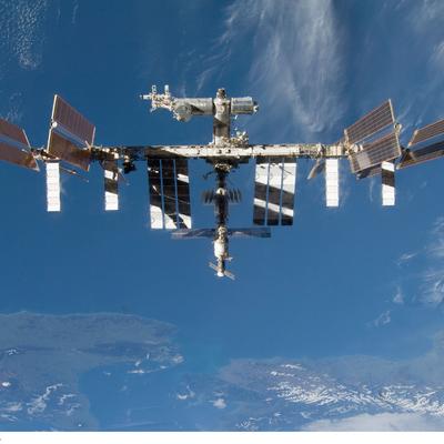 Международная космическая станция над Землей