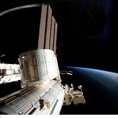 Большая космическая станция над Землей