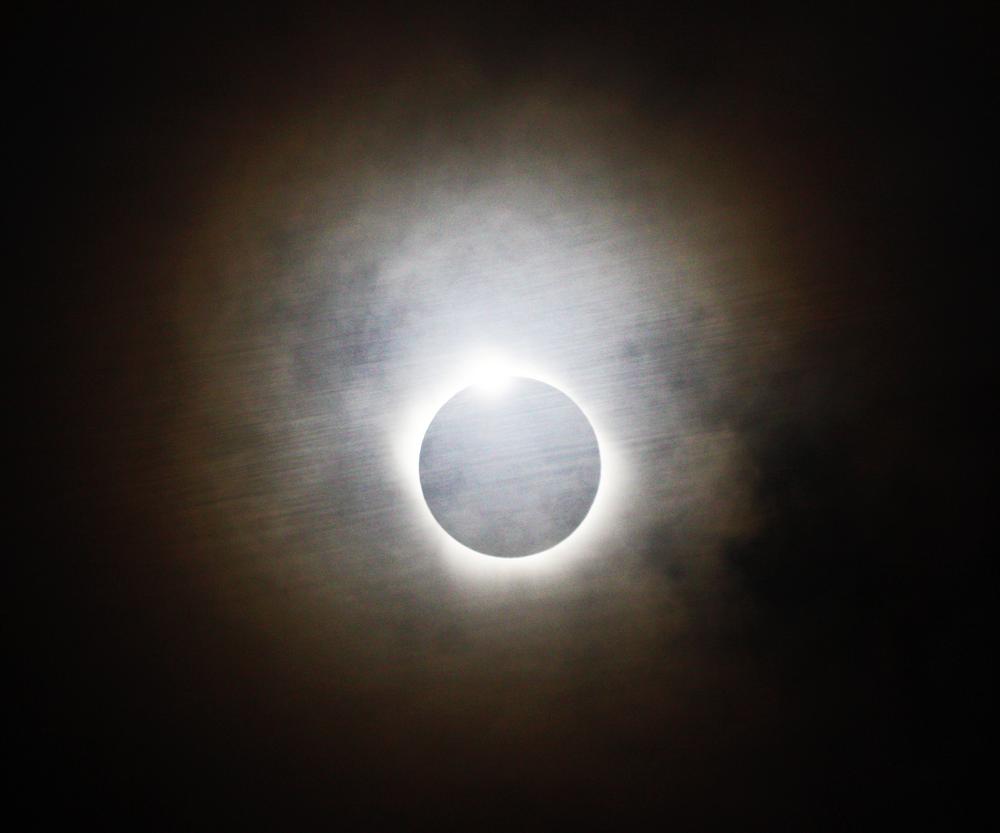 Бриллиантовое кольцо и полосы теней